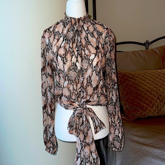 IZI NEW YORK Snake Print Top - Picture 4 of 15